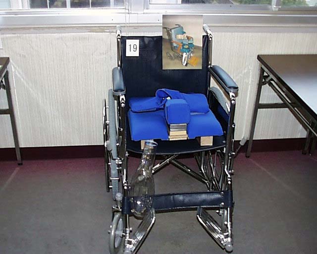 排尿を容易にする股パッド脱着式座位保持車椅子システム