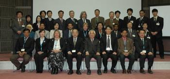 各国からの代表者と研究所職員の写真