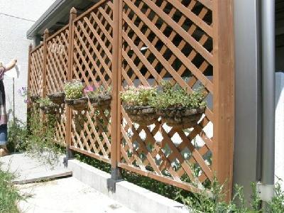 車椅子から花を楽しめるラティス プランタで作った地植え野菜の分室