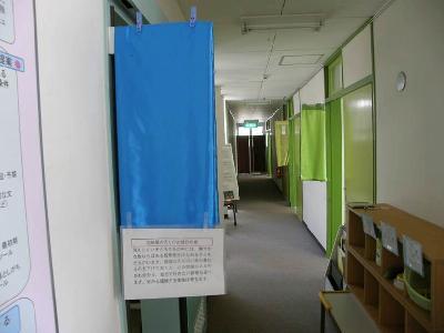 香りを楽しめるハーブ類 部屋の入口の目印の布