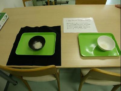 車椅子から花を楽しめるラティス 見えやすいテーブルセッティング