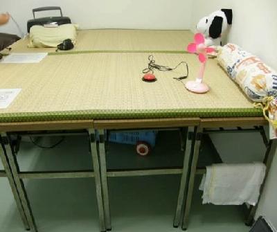 車椅子から花を楽しめるラティス ソファの家族と目が合う高さの高床畳