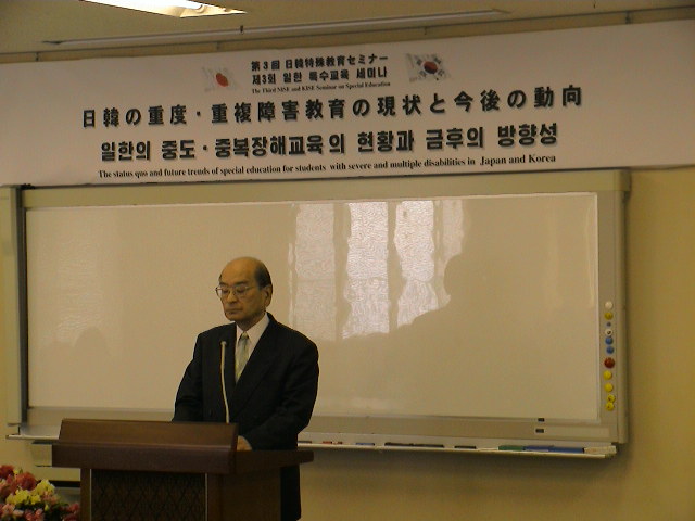 開会の挨拶をする細村理事長