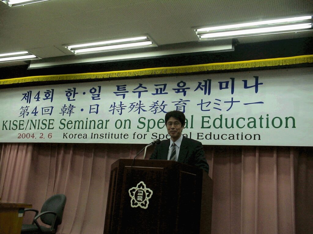 開会式にて挨拶される上月文部科学省特別支援教育課長