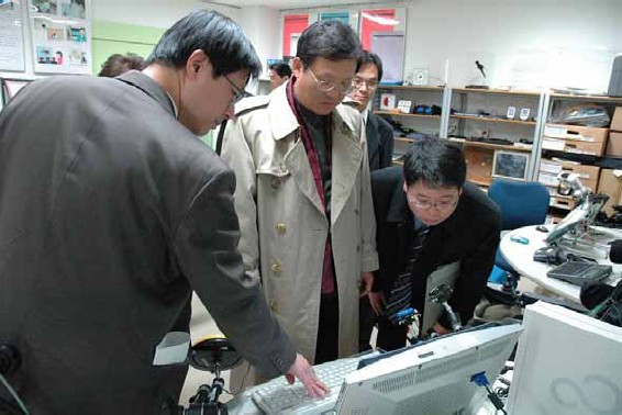 ｉライブラリ－の見学をする韓国からの参加者