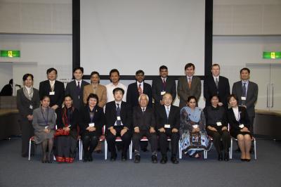 各国からの代表者と来賓、研究所役職員