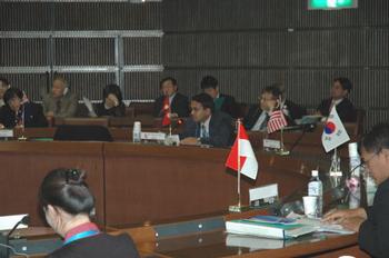 セミナーの様子（質問をするネパールの代表者）