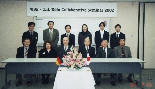 細村理事長(前列右から3人目)、中山理事(同2人目)と参加者による記念写真