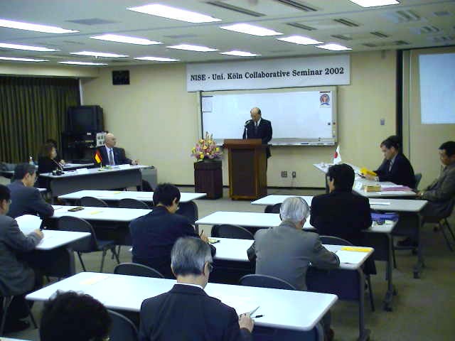 開会式にて挨拶する細村理事長