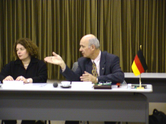 Walther Dreher 学部長(右)と Barbara Fornefeld 教授