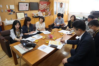 学校概要等を説明いただいている様子の写真