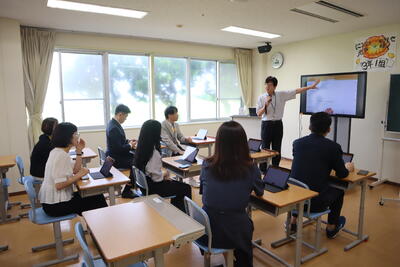 「あしたの教室」見学の様子の写真