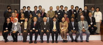 各国からの代表者と来賓、研究所役職員