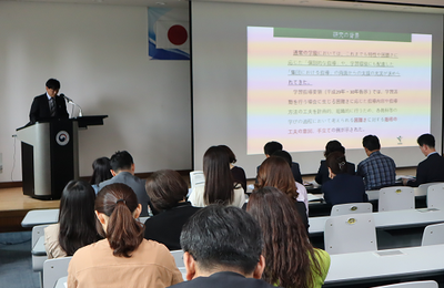 佐藤主任研究員が発表する様子の写真