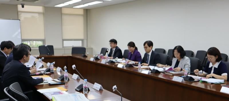 韓国の特別支援教育に関する教育政策や現状を説明いただいている様子の写真