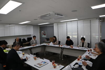 (写真)意見交換を行う様子