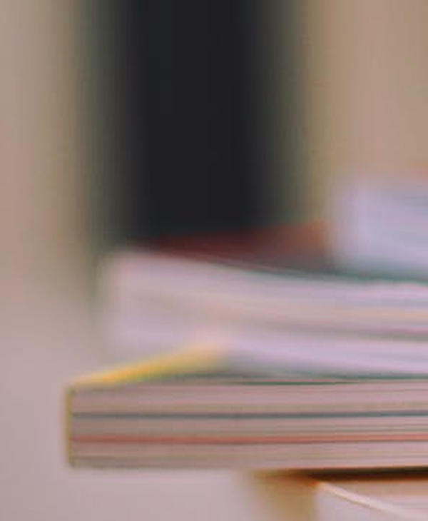 本が重なっている画像