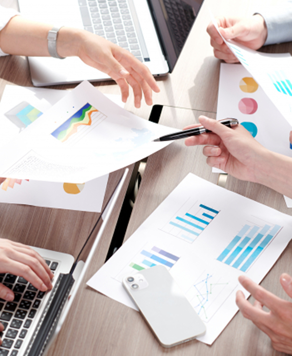 話し合いをしている画像