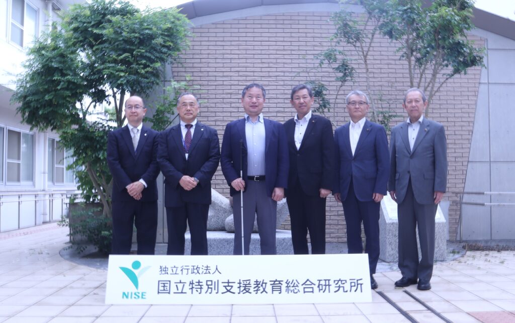 河合長官、特総研理事長、理事、横須賀市議会議員の集合写真